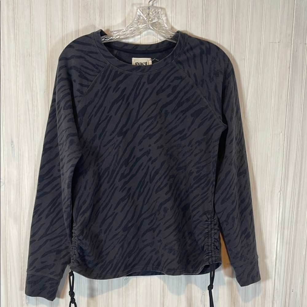 PACT ORGANIC SIDE TIE ANIMAL PRINT SWEATSHIRT MEDIUM w